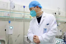 “很遗憾不能陪在妻子身边，我的患者也很需要我，她能理解”图片