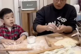 一家人坐在一起包饺子，团聚时刻唱响《灯火里的中国》图片