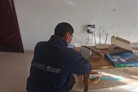 移动装维小哥寒风中坚守岗位 全力保障通信畅通图片