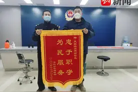 大妈误投保每月“自动扣费” ，热心所长及时出手挽回损失图片