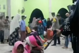 上百名罗兴亚难民漂流至印度尼西亚图片