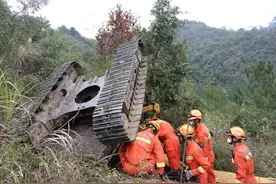 危险！遵义一挖掘机连人带车，坠下50米山坡图片