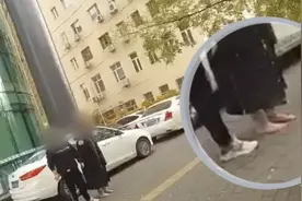 女孩光脚离家出走，民警及时将其安全找回图片