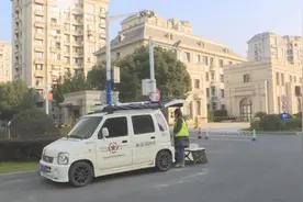 寒风中，上海奉贤志愿者为外卖小哥送上口罩、抗原、暖宝宝图片