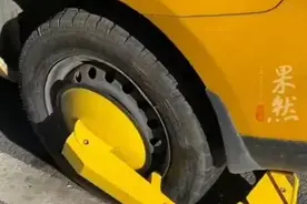 开锁师傅上门开锁车轮被锁，花两三秒自己打开图片