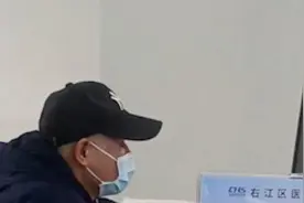 市民质疑窗口人员年龄大办事慢，医保局：生病的多他坚守岗位视频封面