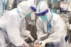 首波新冠感染高峰冲击下，医生阳了休息一两天马上回到工作岗位图片