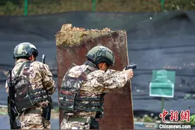 广西河池武警特战队员实弹射击练就“神枪手”图片