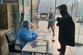 家人生病了，她毅然选择坚守！图片