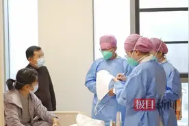康复患者出院，含泪感谢医护图片