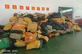 以一当十送药食，快递小哥辛苦忙图片