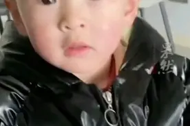 一岁多萌娃打妹妹被妈妈教育，对答如流认错速度极快图片