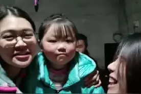 女孩走亲戚看到数学老师后瞬间石化，拍摄者：她小姨是语文老师，我是数学老师图片