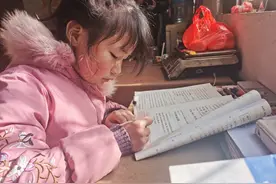 一墙的奖状是家里最“豪华”的装修，9岁山区女孩新年心愿：一件新衣服和书包图片