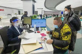 北京经开区发出首张变更经营者的营业执照和食品经营许可证图片