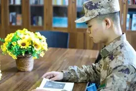 肖思远的弟弟入伍：“我常想，当年哥哥也是这么走过来的”图片