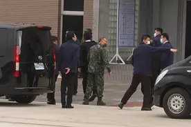 台防务部门负责人陪蔡英文“视察”时帽子被吹飞，台媒：尴尬图片