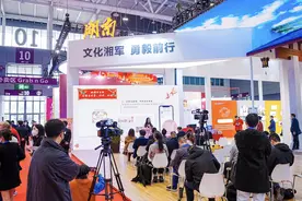 《中国非遗》尼泊尔文版新书亮相深圳文博会图片
