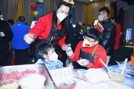 医护和小患者一起包饺子做美食，创意比拼迎新年图片