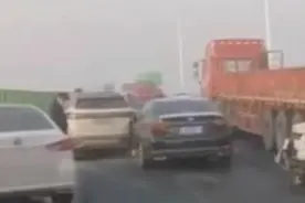 团雾形成薄冰致车辆打滑，高邮湖大桥上数十辆车相撞，幸无人员伤亡图片