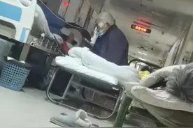 80岁老人住院，睡不着将床位让给陪护的儿子，目击者：父慈子孝，看着很感动图片