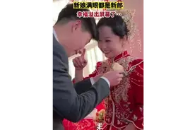 新郎给新娘戴胸花，新娘满眼都是新郎幸福溢出屏幕了图片