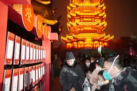 夜游黄鹤楼“汉风国潮”迎新年图片