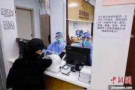 零点的急诊 他们依然忙碌在一线图片