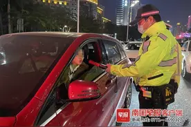 不到1个小时一个点查处10起违法行为！岁末年初，南宁交警严查各类交通违法行为图片