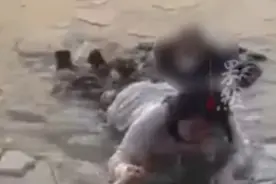 老人坠入冰湖，威海女子不顾生理期跳入冰水中救人图片