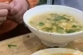 男子喝汤出奇招，一根筷子隔绝葱和香菜图片