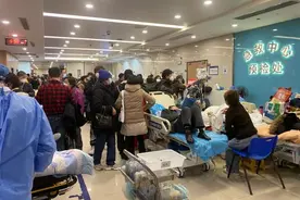 “几乎每天新开一个病区，很快病人就收满”，上海十院全力救治急诊病人图片