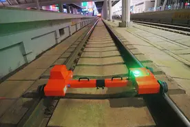 炫酷！这台机器人首次上线！图片