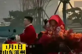 新郎新年骑电动三轮车接亲，网友：简单却有意义图片