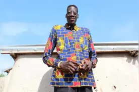 2.89米！加纳一男子成世界上最高的人图片