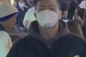 一男子拍照中游客“乱入”，网友：人过来了大哥电话也就挂了图片