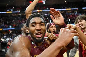 过去25年里三人曾单场得分70+，都是首轮13顺位得分后卫图片