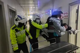 女孩胳膊受伤 即墨交警紧急护送就医图片