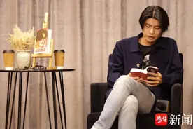 五条人乐队主唱仁科出版首部小说集：书是书，歌是歌，《通俗小说》不是音乐的周边图片