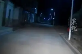 小伙夜间乡间小路开车，不熟悉路况差点冲下河图片