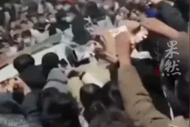 河南鹿邑县放烟花引发骚乱，警车被人掀翻图片