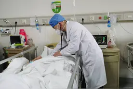 武汉103岁基础病老人感染新冠  肺部出现白丝送医6天后康复图片