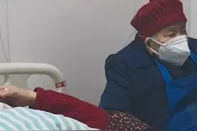 99岁的她守在60岁女儿病床旁  家属：坚持要和孩子一起回家图片
