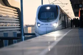 私家车开上高铁站台接人，规则透明就无妨 | 新京报快评图片