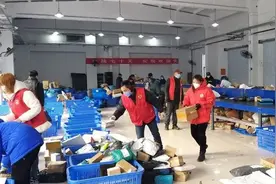 盐城一爱心志愿者协会助力邮政快递 解百姓之所急图片