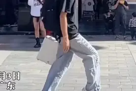 男子跳18年爆火的太空步，不料身后小姐姐凭实力抢镜图片