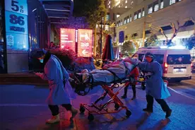 新冠重症救治如何破局 | 封面人物图片