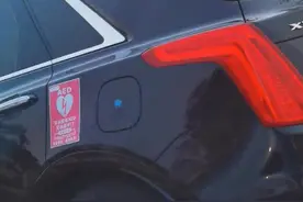 “紧急情况，破窗可用！”河北男子花2万多元购买AED放车上供人应急图片