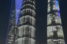 陆家嘴“三件套”新拍法火了：现场拍照的人排起百米长队图片