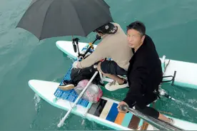 两男子踩6小时水上自行车从广东横渡琼州海峡到海南，当事人：只剩2百多买不起船票图片